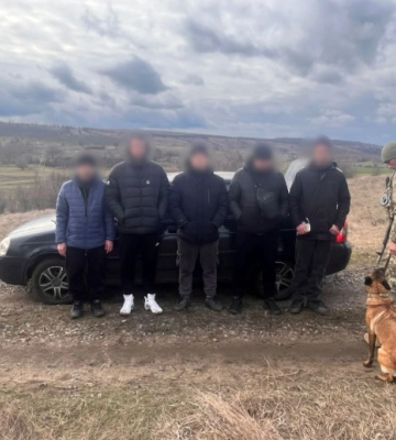 Прикордонники на Одещині затримали водія та 4-х його попутників, які застрягли у багнюці. З'явилося