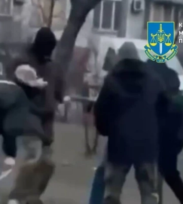 У Києві група підлітків у масках побила хлопця та відібрала у нього телефон
