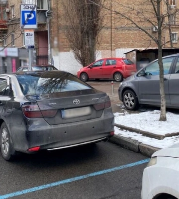 Патрульні нагадали, яке покарання загрожує за паркування на місцях для людей з інвалідністю
