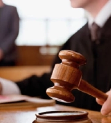 Дві помічниці судді з Кропивницького зізналися у хабарництві та підробці постанови суду