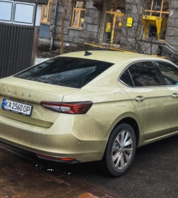 Еще с заводскими наклейками: в Киеве заметили новейшую Skoda Superb 2025, вот он - флагман
