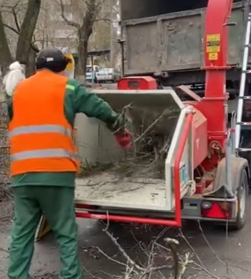 Рівненські комунальники тепер мають, куди подіти зрізані гілки