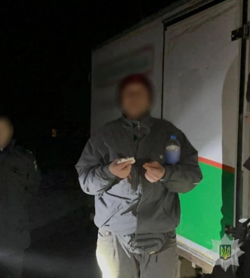 Таксі до кордону за шалені гроші - на Закарпатті водія вантажівки затримано за переправлення ухилянтів. ФОТО