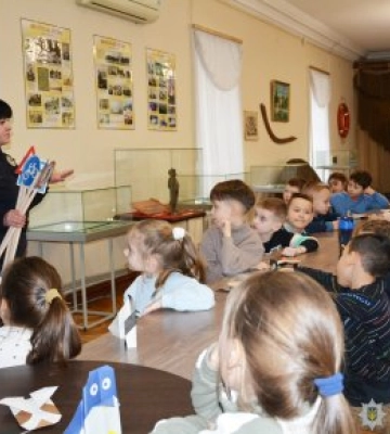 У Миколаївському музеї ювенальні поліцейські провели для першокласників урок з Правил безпеки дорожнього руху