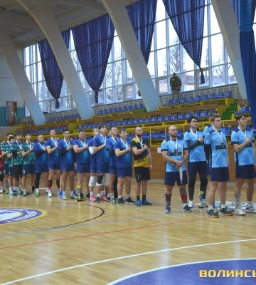 Вісім команд розіграли трофей: хто переміг у чоловічому чемпіонаті Луцька з волейболу. Фото