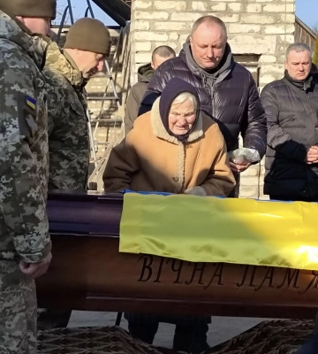 «Любив життя, але клята війна його забрала»: громада на Волині попрощалася з Героєм Аркадієм Луцюком