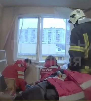 У Києві патрульні врятували життя чоловікові, який звисав з вікна квартири на 8-му поверсі (ВІДЕО)