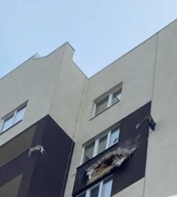&quot;Шахед&quot; протаранил высотку под Киевом и застрял в стене. ВИДЕО