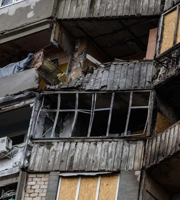 В одному з районів Херсона російський дрон влучив у багатоповерхівку, поранена людина