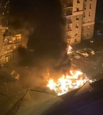 Ворожий дрон атакував автостоянку в житловому районі Сум: що відомо про наслідки