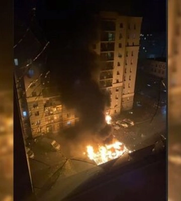 Росіяни вдарили &quot;шахедом&quot; по автостоянці в Сумах: пошкоджені авто, у багатоповерхівках вибиті вікна. ВIДЕО