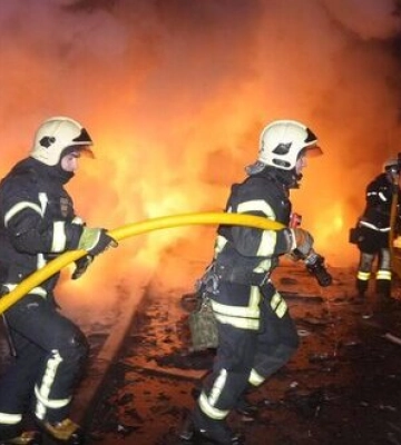 Рятувальники ліквідували пожежу на місці падіння "шахеда" в Сумах. ВІДЕО+ФОТОрепортаж
