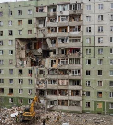 «Шахед» поцілив в автостоянку в житловому кварталі Сум