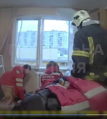 В Киеве патрульные спасли едва не сорвавшегося из окна восьмого этажа мужчину
