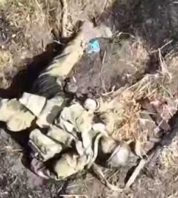 Десятки куль впиваються у тіло окупанта під час стрілецького бою. ВIДЕО 18+