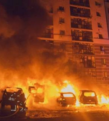 В Сумах обломки дрона травмировали человека: жуткие кадры со стоянки и многоэтажки