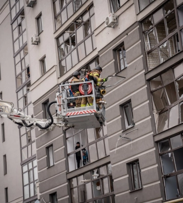 У Сумах рятувальники проводять аварійно-відновлювальні роботи