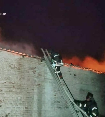 Через атаку БпЛА рятувальники на Харківщині п’ять годин намагалися загасити пожежу