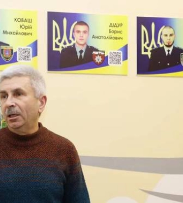 На мемориал памяти погибших воинов в институте МВД в Одессе поместили портрет живого защитника
