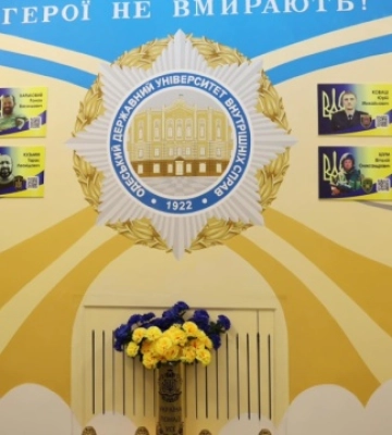 На муралі загиблим в одеському виші з’явилося фото живого бійця, перед ним вибачилися