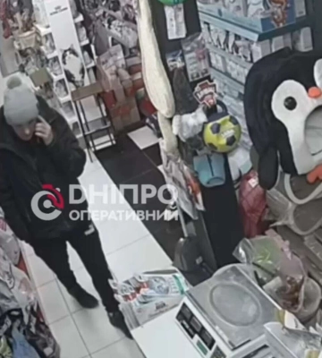 У центрі Дніпра двоє зловмисників обікрали продавчиню: відео