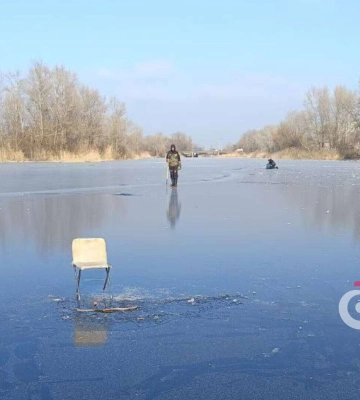 В Днепре Ломовский канал впервые этой зимой покрыло льдом