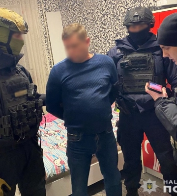 В Чернигове мужчина напал на военного ТЦК, сбежал и прятался дома – видео задержания
