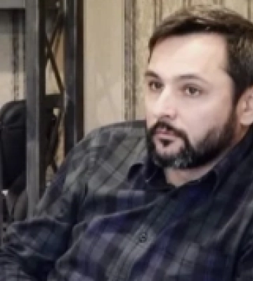 Поліція Києва відкрила провадження проти викладача та режисера Андрія Білоуса, якого звинуватили в домаганнях