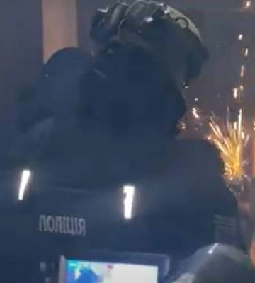 В Чернигове мужчина залил баллончиком военного: из квартиры его &quot;доставали&quot; уже силовики
