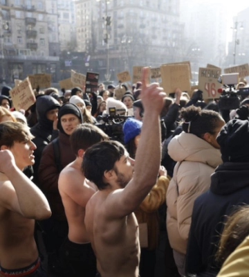 "Долой Белоуса": под Молодым театром устроили акцию за отстранение преподавателя КНУТКиТ