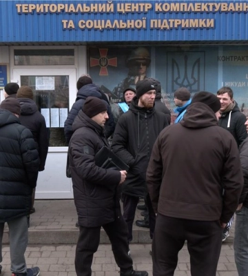 У Луцьку чоловік жорстоко побив іншого через сварку біля магазину