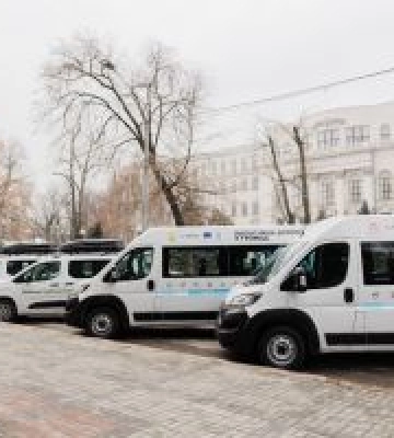 Лікарні Дніпропетровщини та центр соціальної адаптації отримали автівки від міжнародних партнерів