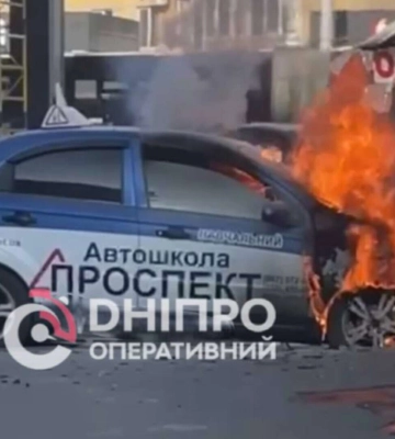 На Березинській у Дніпрі горіла автівка: відео моменту та деталі інциденту