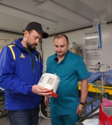 Валерій Дубіль, Віта Присяжнюк, Євген Довбня та БФ «Надія» передали стабпунктам Куп’янська і Покровська ще 5 апаратів Easy Pulse
