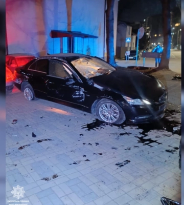 У Франківську, ймовірно, нетверезий водій врізався у дерево