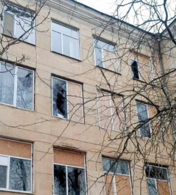 У Херсоні внаслідок обстрілів росіян пошкоджено будівлю школи