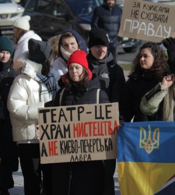 "Долой Белоуса": под Молодым театром устроили акцию за отстранение преподавателя КНУТКиТ