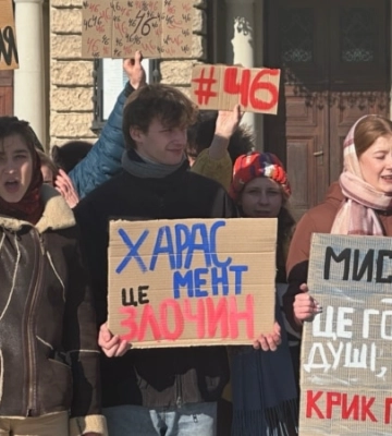 "Долой Белоуса": под Молодым театром устроили акцию за отстранение преподавателя КНУТКиТ