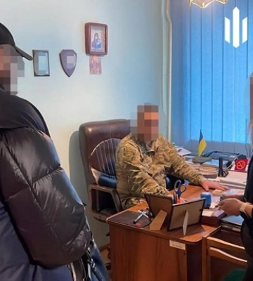 Допомагав за гроші ухилитися від служби в армії – на Закарпатті затримали інструктора районного ТЦК і СП