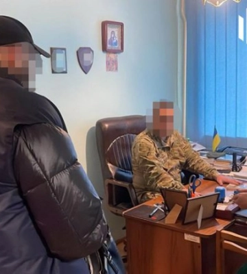 На Закарпатті посадовець ТЦК допомагав військовозобов&#039;язаним утекти, а військовим, яких повернули з СЗЧ - зробити це знову