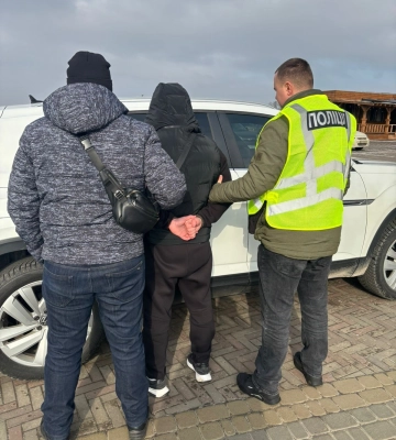 Погрожував жертві розправою та знищенням майна - на Харківщині затримано вимагача