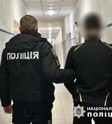 Поліцейські затримали зловмисника, який підпалив автівки у підземному паркінгу в одеській Аркадії