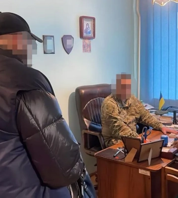 На Закарпатті посадовець ТЦК допомагав військовозобов&#039;язаним утекти, а військовим, яких повернули з СЗЧ - зробити це знову