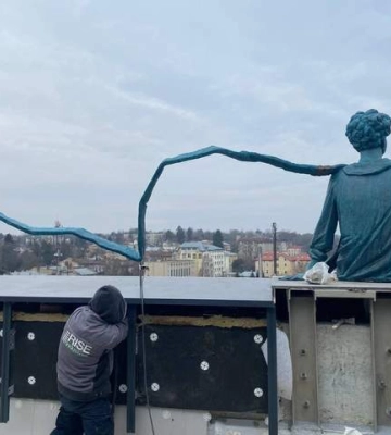 У кожного – свій "Маленький принц": у Львові на даху встановили символічну скульптуру