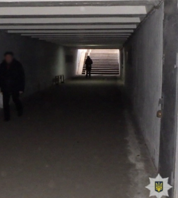 В Киеве мужчина ограбил женщину, которая во время тревоги спустилась в подземный переход