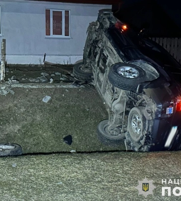 На Львівщині перекинувся легковик: до лікарні потрапили молода водійка та пасажир. ФОТО