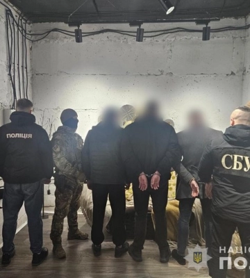 У Вінниці трьох чоловіків затримали за вимагання грошей у сина військового