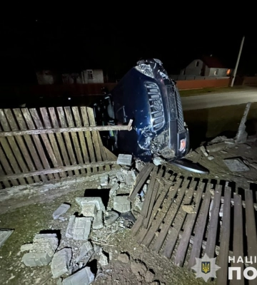 На Львівщині водійка позашляховика злетіла з дороги, в&#039;їхала у паркан та перекинулася (ФОТО)