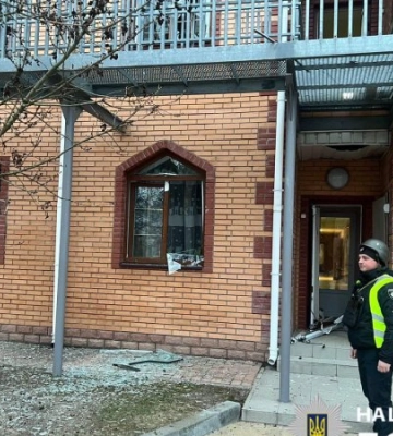 На Київщині через атаку російських безпілотників пошкоджені дитсадок і дві будівлі школи