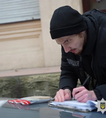 В Одесі затримали киянина, який продавав гуманітарні автомобілі, - ФОТО, ВІДЕО
